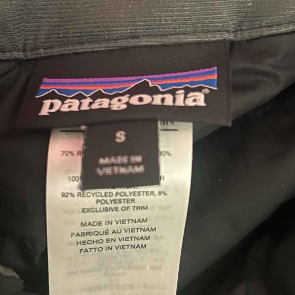 Women’s ski kit complete w/ gently used jacket, pants, leggings, gloves & bag! - Picture 13 of 17